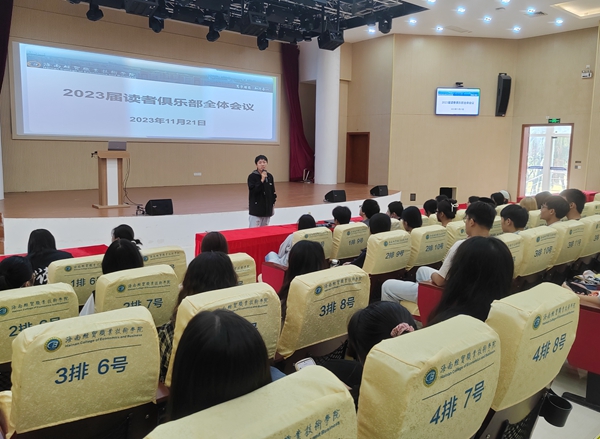 曲景辉带领社团干部,分别前往琼台师范学院图书馆和海南医学院图书馆